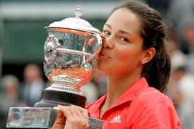 Vítězná srbská tenistka Ivanovičová s trofejí na Roland Garros